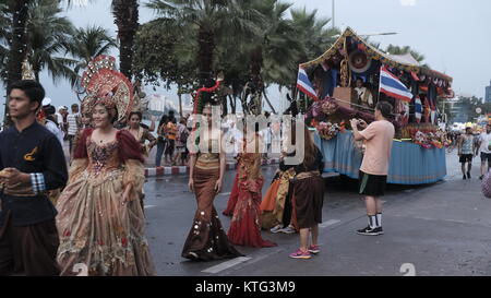 ASEAN Navy Parade 50th Anniversary International Fleet Week 2017 Pattaya Beach Thailandia Swabbie marcia in discesa pioggia Weather Pass in Review Foto Stock