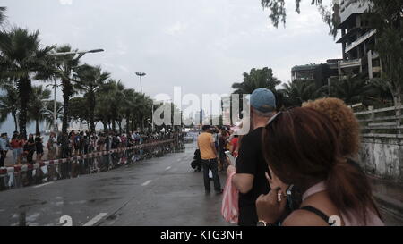 ASEAN Navy Parade 50th Anniversary International Fleet Week 2017 Pattaya Beach Thailandia Swabbie marcia in discesa pioggia Weather Pass in Review Foto Stock