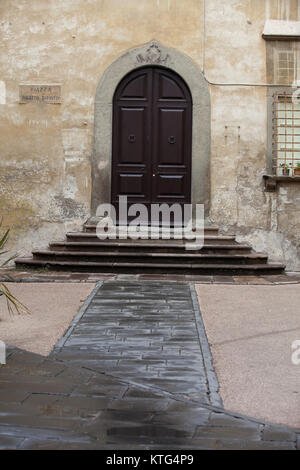 Le scale e le porte per la vecchia casa in Toscana Foto Stock