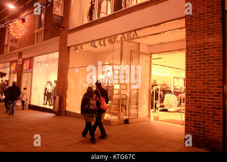 Vendita al dettaglio Zara negozio di abbigliamento nella città di Canterbury Kent REGNO UNITO Dicembre 2017 Foto Stock