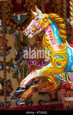 LONDON, Regno Unito - 12 luglio 2012: Dettaglio di una giostra colorata horse named Ronnie a Londra. Foto Stock