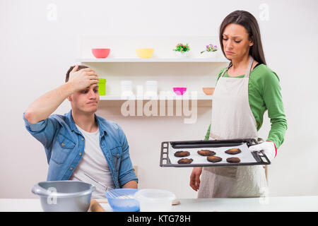 Coppia giovane la cottura nella loro cucina. Foto Stock
