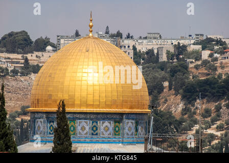 Immagine orizzontale della cupola dorata della roccia, all'interno delle mura della Città Vecchia di Gerusalemme, Israele Foto Stock