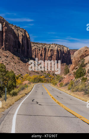 Utah SR 211 avvolgimento attraverso il canyon di Indian Creek, lungo la Indian Creek Corridoio Scenic Byway, in Indian Creek National Monument, precedentemente noto come par Foto Stock