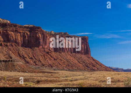 Pietra arenaria rossa mesa dritto fuori del Vecchio West in Indian Creek National Monument, precedentemente parte di orsi orecchie monumento nazionale, Southern Utah, Stati Uniti d'America Foto Stock