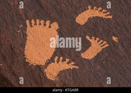 Tracce umane incisioni rupestri fatte dal popolo Ute a Newspaper Rock vicino a Indian Creek National Monument, precedentemente parte di orsi orecchie NM, Utah, Stati Uniti d'America Foto Stock