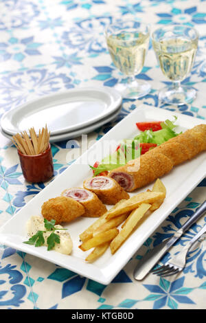 Flamenquin, fritte lungo involtino di carne di maiale, spagnola cucina cordoba Foto Stock