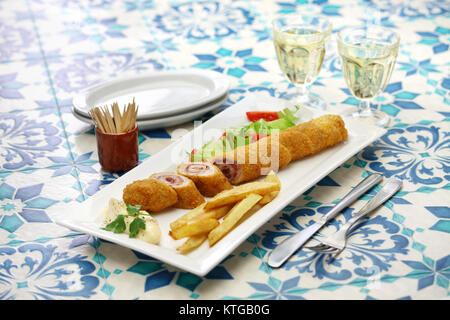 Flamenquin, fritte lungo involtino di carne di maiale, spagnola cucina cordoba Foto Stock