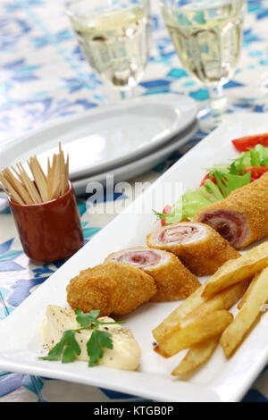 Flamenquin, fritte lungo involtino di carne di maiale, spagnola cucina cordoba Foto Stock