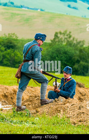 Snina, Slovacchia - 28 Maggio 2016: militare ricostruzione storica di battaglie della Prima Guerra Mondiale Karpaty 1914/1916. I partecipanti della manifestazione prevede di inizio Foto Stock