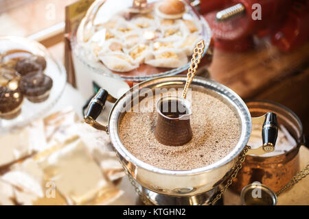 Il processo di caffè turco preparato in una caffetteria a Tirana, Albania Foto Stock