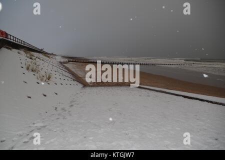 Coperta di neve la spiaggia e il mare con parete in arrivo una tempesta di neve sopra il mare del Nord. Aberdeen, Scozia, Regno Unito. Dicembre 2017. Foto Stock