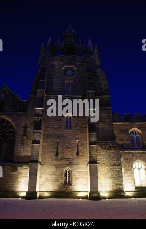 Imperial Crown Tower of Kings College Chapel, University of Aberdeen durante un inverno innevato, Scozia, Regno Unito. Dicembre 2017. Foto Stock