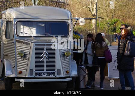 Citroen H tipo Van che serve drink presso il Lido a serpentina, Hyde Park, London, Regno Unito. Dicembre, 2017. Foto Stock