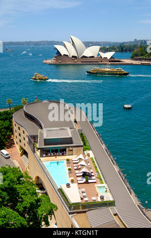 Sydney Opera House di Sydney Harbour e Hyatt Hotel dal Ponte del Porto di Sydney, Australia Foto Stock