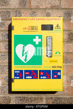 Defibrillatore automatico esterno vita emergenza salvataggio attrezzature montate sulla parete, Comunità Heartbeat, Wiltshire, Inghilterra, Regno Unito Foto Stock