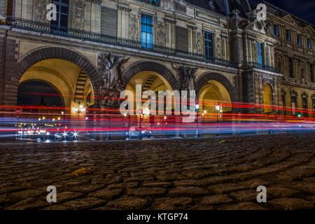Vetture leggere tracce di notte di fronte al Louvre, Parigi, Francia Foto Stock