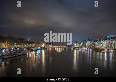 Parigi riflessioni sul fiume, con altezza di tempo, vista panoramica Foto Stock