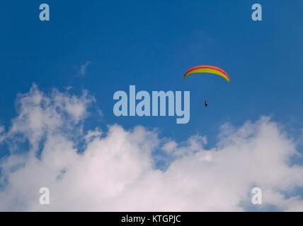 Il parasailing in un cielo blu Foto Stock