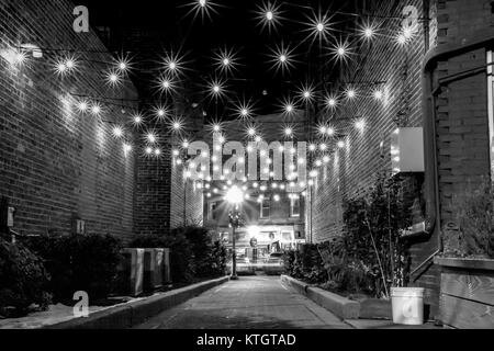 Esterno in bianco e nero lunga esposizione fotografica di stock di luci appese su un vicolo in parte anteriore del coffee shop a Cranford, New Jersey in Union County Foto Stock