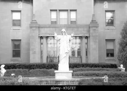 Bianco e nero stock foto della statua in marmo di Gesù Cristo nel cortile della chiesa di San Stanislao Vescovo e martire nel sud di Buffalo, New York Foto Stock