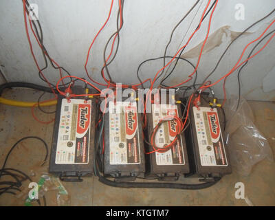 Una batteria, una fonte di alimentazione essenziale utilizzata in varie applicazioni, tra cui elettronica, veicoli e dispositivi. Foto Stock