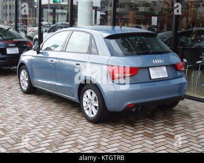 Audi A1 Sportback è un'auto compatta di lusso nota per il suo design elegante e le caratteristiche moderne. La vista posteriore dell'auto mostra gli elementi di design eleganti e le caratteristiche funzionali, sottolineando le dimensioni compatte e il fascino premium dell'auto. Foto Stock