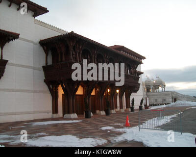 Il BAPS Shri Swaminarayan Mandir a Toronto è un complesso di templi indù che include il tempio principale e un haveli. Il tempio è noto per le sue intricate incisioni, il significato culturale e il ruolo nella comunità indù locale. Foto Stock
