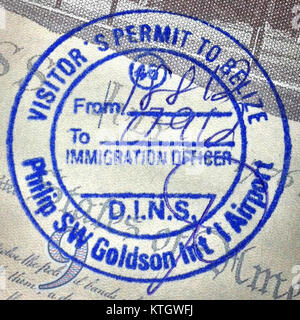 Il timbro del passaporto del Belize è un marchio ufficiale apposto su un passaporto per indicare l'ingresso o l'uscita dal Belize. Questo timbro è generalmente emesso dalle autorità competenti per l'immigrazione e include informazioni essenziali sul viaggio, come la data e il porto di ingresso. Foto Stock