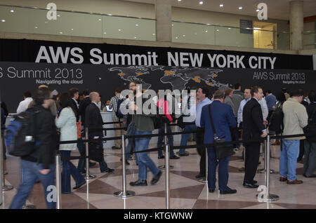Foto dell'AWS Summit 2013 tenutosi al Javits Convention Center di New York, che mostra le innovazioni del cloud computing. Foto Stock
