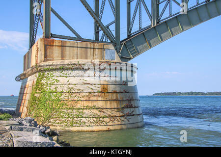 Coperto di edera montante di calcestruzzo sostenere la pace ponte sul fiume Niagara di Buffalo, New York a Fort Erie, Ontario presi da Bird Island Pier Foto Stock