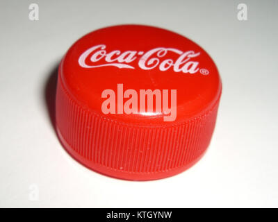 Un sughero di una bottiglia di plastica Coca-Cola è un esempio di confezione dell'iconica azienda di bevande analcoliche. Questi tappi sono utilizzati per sigillare i flaconi e sono un componente chiave nel processo di confezionamento delle bevande. Foto Stock