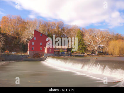 Una lunga esposizione foto del granaio rosso struttura sulla banca del fiume Raritan a Clinton, New Jersey nella contea di Hunderton su semi-Nuvoloso Giorno di caduta Foto Stock