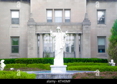 Luce diurna esterna statua in marmo di Gesù Cristo nel cortile della chiesa di San Stanislao chiamato con il nome di Stanislao di Szczepanów nel sud di Buffalo, New York Foto Stock