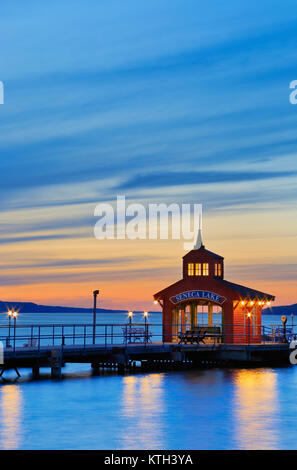 Tramonto, Town dock sul Lago Seneca, Finger Lakes, Watkins Glen, New York, Stati Uniti d'America Foto Stock