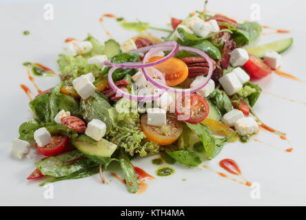 Insalata verde con il formaggio feta , le noci e pesto. Foto Stock