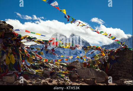 Il Tibetano la preghiera buddista bandiere al vento. Foto Stock