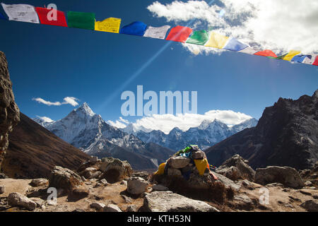 Il Tibetano la preghiera buddista bandiere al vento. Foto Stock