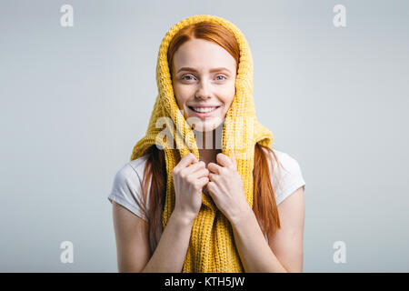 Redhead girl maglia indossa un maglione sulla testa come velo Foto Stock