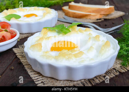 Delicato uovo cotto Orsini (uova nel cloud). Prima colazione francese. Foto Stock