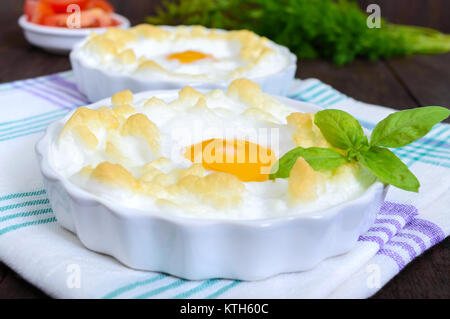 Delicato uovo cotto Orsini (uova nel cloud). Prima colazione francese. Foto Stock
