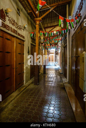 Dubai, UAE, 15 Gennaio 2016: Vuoto street di Dubai Souk delle Spezie nella Città Vecchia. La maggior parte dei negozi sono chiusi il venerdì. Foto Stock