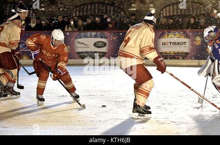 Il presidente russo Vladimir Putin, sinistra, riproduce in un amichevole notte Ice Hockey League match all'aperto in Piazza Rossa Dicembre 23, 2017 a Mosca, in Russia. Foto Stock