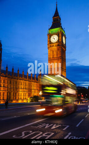 Double Decker bus si muove lungo illuminato Elisabetta La Torre aka Big Ben sul Westminster Bridge al crepuscolo Foto Stock