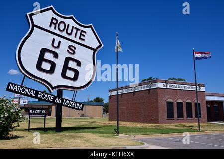 Elk City, Oklahoma - Luglio 20, 2017: il percorso più grande di noi 66 firmare con la strada nazionale 66 Museum di Elk City, Oklahoma. Questo complesso museale comprende t Foto Stock