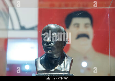 I busti di Vladimir Lenin e Joseph Stalin come una parte di exhibion nel museo della Seconda Guerra Mondiale a Danzica, Polonia. 30 ott. 2017 © Wojciech Strozyk Foto Stock