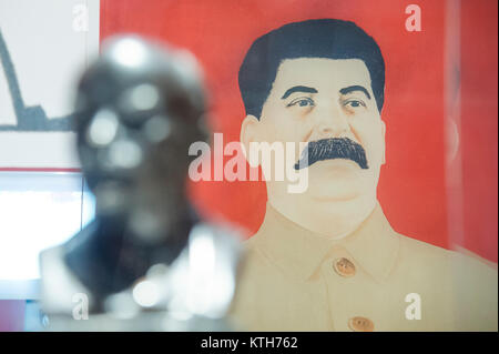 I busti di Vladimir Lenin e Joseph Stalin come una parte di exhibion nel museo della Seconda Guerra Mondiale a Danzica, Polonia. 30 ott. 2017 © Wojciech Strozyk Foto Stock