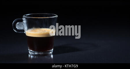 Tazza di caffè vista anteriore su sfondo nero, Closeup vista con dettagli, spazio per il testo Foto Stock