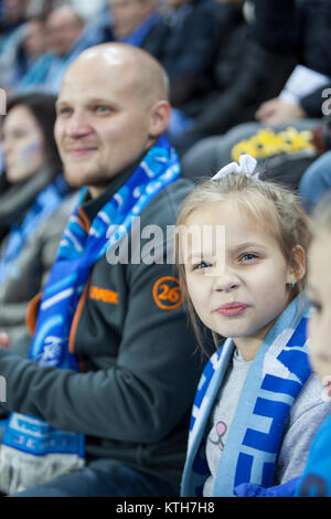 Giovane ragazza con suo padre seduto sullo stadio in partita di calcio. Partita di calcio del FC Zenit nell'arena di San Pietroburgo, Russia Foto Stock