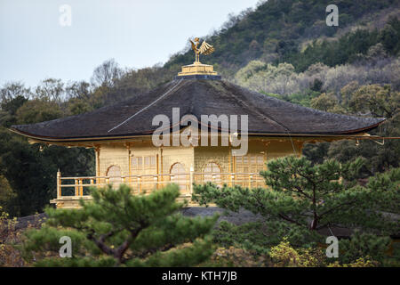 Spiga del tetto l'uccello è sulla parte superiore della costruzione di Rokuon-ji o di Kinkaku-ji il Padiglione Dorato. Zen tempio Buddista è a Kyoto, Giappone Foto Stock